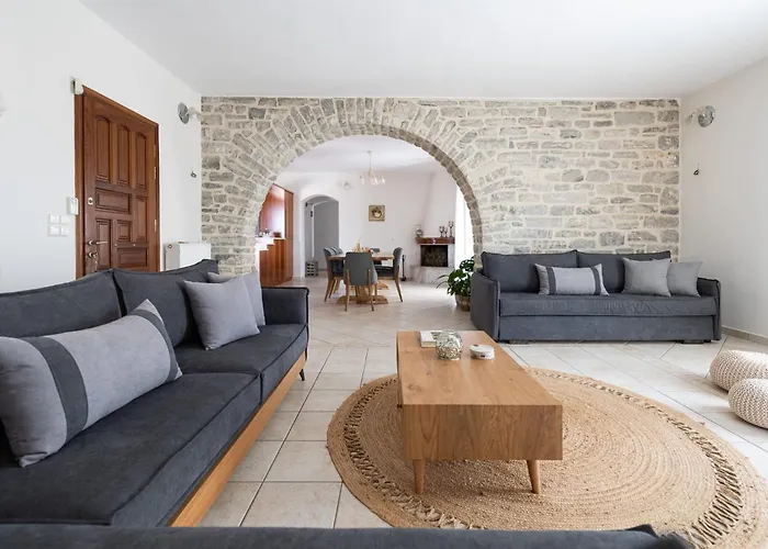 Sun And Salt 3bedroom House Alikí